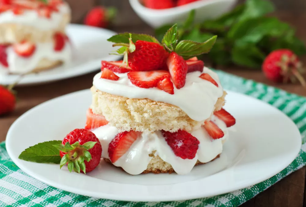 Sponge cake with cream and strawberries / Foto: Elena_danileiko