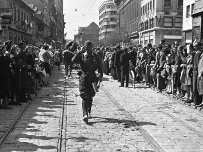 Prihod osvoboditeljev. Fotografija je nastala v bližini Nebotičnika. / Foto: Rudi Stopar/hrani Muzej Novej&scaron;e In Sodobne Zgodovine Slovenije