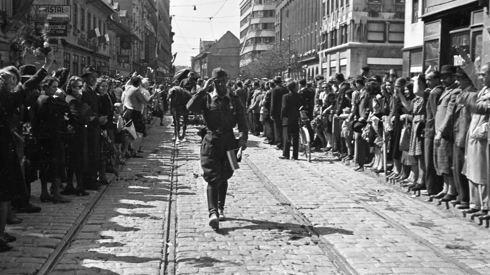Prihod osvoboditeljev. Fotografija je nastala v bližini Nebotičnika. / Foto: Rudi Stopar/hrani Muzej Novej&scaron;e In Sodobne Zgodovine Slovenije