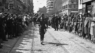 Prihod osvoboditeljev. Fotografija je nastala v bližini Nebotičnika. / Foto: Rudi Stopar/hrani Muzej Novej&scaron;e In Sodobne Zgodovine Slovenije