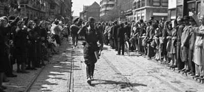 Prihod osvoboditeljev. Fotografija je nastala v bližini Nebotičnika. / Foto: Rudi Stopar/hrani Muzej Novejše In Sodobne Zgodovine Slovenije