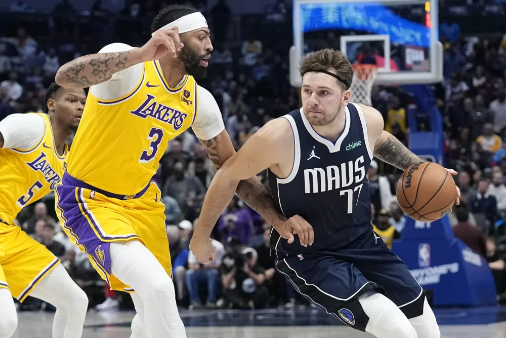 Ko sta si decembra&nbsp;2023 nasproti stala Luka Dončić v dresu Dallasa in Anthony&nbsp;Davis&nbsp;v dresu Los Angeles Lakers, bi težko na&scaron;li človeka, ki bi napovedal&nbsp;prodajo Dončića v LA in prihod&nbsp;Davisa v Dallas.&nbsp;/ Foto: AP