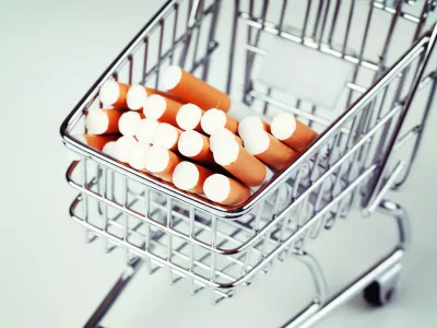 cost of cigarettes concept. Cigarettes shopping cart / Foto: Shavel Ludmila