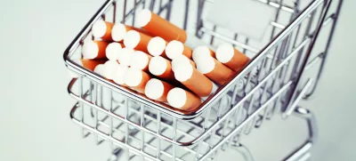 cost of cigarettes concept. Cigarettes shopping cart / Foto: Shavel Ludmila