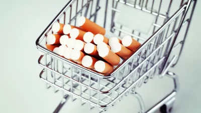 cost of cigarettes concept. Cigarettes shopping cart / Foto: Shavel Ludmila