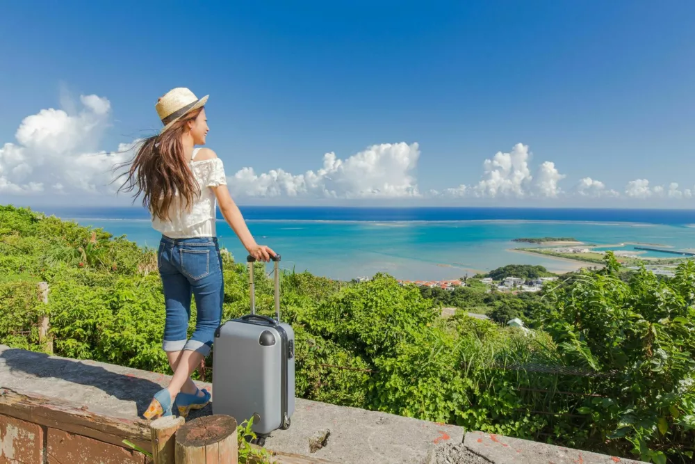 Young woman traveling with the sea in Okinawa / Foto: Imacoconut