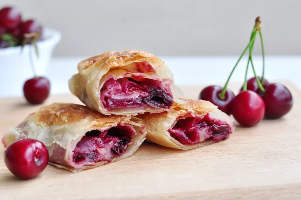 Delicious Homemade Cherry Pie.Sweet slices of cherry strudel on a wooden table. Traditional cuisine. / Foto: Micolino
