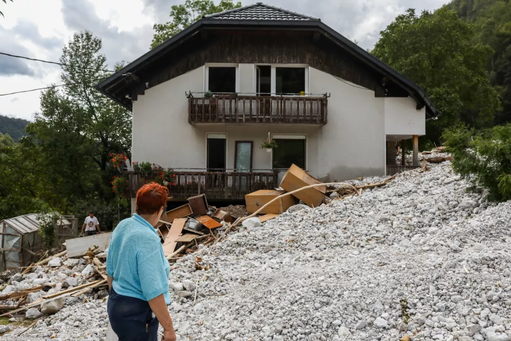- 30000 kubičnih metrov kamenja zasulo hi&scaron;o.- Žaga v dolini Črne pri Kamniku - odpravljanje posledic poplav &ndash; sanacija &scaron;kode -  - 08.08.2023 &ndash; najhuj&scaron;a naravna ujma v zgodovini Slovenije - prizadeti dve tretjini države - ujma - poplave &ndash; zemeljski plazovi &ndash; //FOTO: Bojan Velikonja / Foto: Bojan Velikonja
