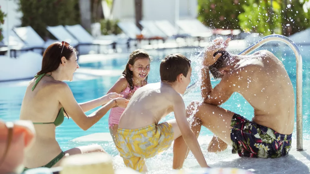kopanje, bazen, družina / Foto: Caiaimage/paul Bradbury