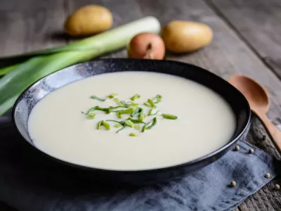 Vichyssoise - traditional French soup made of leek, potato and onion / Foto: Noirchocolate