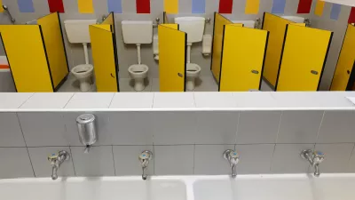 long sink with four taps inside a kindergarten with toilets with yellow doors without children / Foto: Chiccododifc