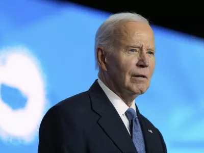 FILE - President Joe Biden waits to speak at the U.S. Conference of Mayors in Washington, Jan. 17, 2025. (AP Photo/Alex Brandon, File) / Foto: Alex Brandon
