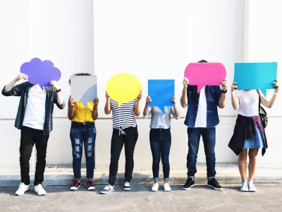 Young adult friends holding up copy space placard thought bubbles / Foto: Rawpixel