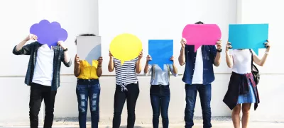Young adult friends holding up copy space placard thought bubbles / Foto: Rawpixel
