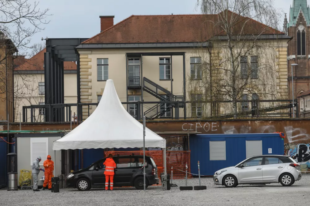 Jemanje brisov in testiranje na koronavirus&nbsp;/ Foto: Luka Cjuha