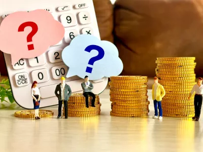 Thinking about investment questions and money worries / Foto: 78image