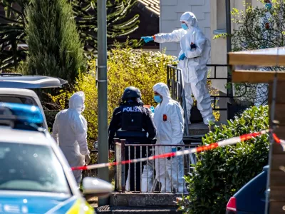 06 April 2025, Rhineland-Palatinate, Weitefeld: Forensics and police investigate the death of three people in Weitefeld. Photo: Markus Kl&uuml;mper/dpa