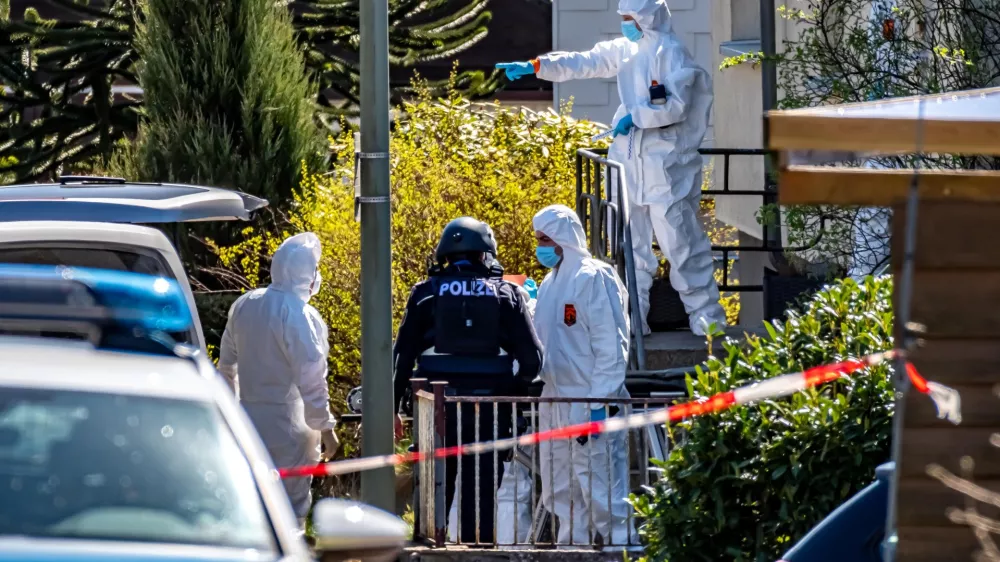 06 April 2025, Rhineland-Palatinate, Weitefeld: Forensics and police investigate the death of three people in Weitefeld. Photo: Markus Kl&uuml;mper/dpa