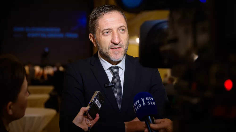 Ljubljana, Hotel UnionDan slovenskega kapitalskega trga 2025 v organizaciji Agencije za trg vrednostnih papirjev borznoposredniskih druzb, bank, druzb za upravljanje, Ljubljanske borze in Centralno klirinske depotne druzbe.Minister za finance Klemen Bostjancic.