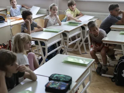 - 23.06.2023 - zaključek &scaron;olskega leta in začetek poletnih počitnic 2023 - zadnji dan pouka v &scaron;olskem letu 2022/23 - &scaron;olstvo, spričevala, učenci - osnovna &scaron;ola - Majda Vrhovnik //FOTO: Jaka Gasar