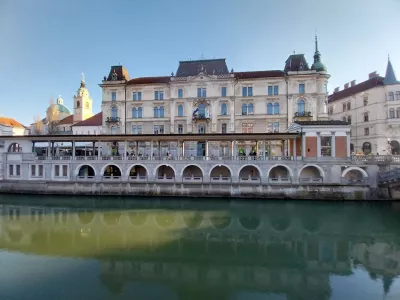 Plečnikove arkade - Ljubljanica - Plečnikove tržnice - nekdanji gostinski lokal Ribica - Kresija - stolnica