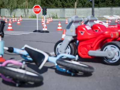 - 25.08.2016 - novinarska konferenca Zavoda Varna pot ob začetku &scaron;olskega leta. Zavod Varna pot organizira preventivno poučne in otrokom prilagojene delavnice o varnem ravnanju v prometu. - varnost na cesti - prometni znak - stop - cesta - predpis - ..//FOTO: Maja Marko