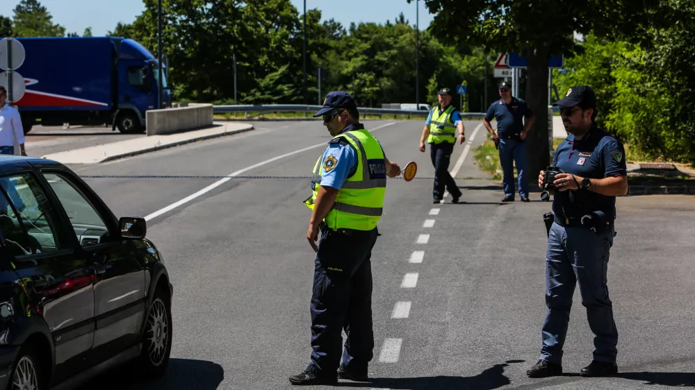- slovensko-italijanska policijska patrulja &ndash; policija - 01.07.2019 &ndash; Sežana - nekdanji mejni prehod Lipica - Slovensko-italijansko mejo začeli nadzorovati me&scaron;ane slovensko-italijanske policijske patrulje s ciljem zaustaviti nezakonite prehode meja //FOTO: Bojan Velikonja