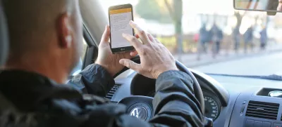 Med pisanjem sporočila SMS je pogled s cestišča umaknjen štirikrat dlje kot pri normalni vožnji brez kakršnih koli zunanjih vplivov. Foto: Bojan Velikonja