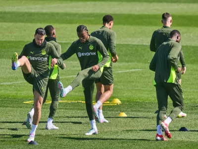 08 April 2025, Spain, Barcelona: Borussia Dortmund players warm up during the final training session ahead of Wednesday's UEFA Champions League quarter-final match against FC Barcelona. Photo: Bernd Thissen/dpa