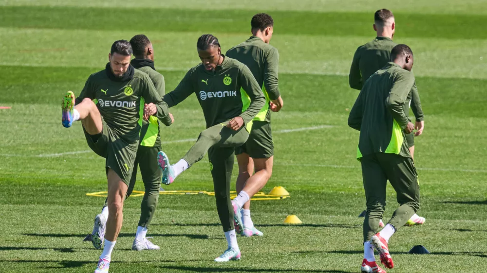 08 April 2025, Spain, Barcelona: Borussia Dortmund players warm up during the final training session ahead of Wednesday's UEFA Champions League quarter-final match against FC Barcelona. Photo: Bernd Thissen/dpa