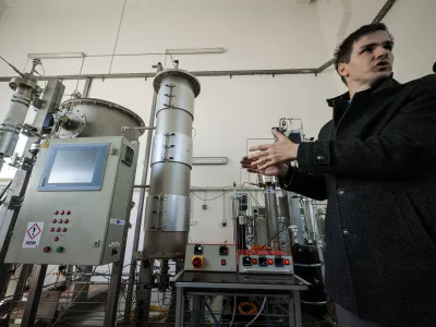 Dol pri Ljubljani, Reaktorski center Podgorica.Predstavitev projekta e-CODUCT s ciljem zmanjsanja toplogrednih plinov in kislih plinov pred uradnim odprtjem pilotnega elektrotermicnega kataliticnega reaktorja z lebdecim slojem v organizaciji Kemijskega instituta in Centra odlicnosti nizkoogljicne tehnologije.Raziskovalec na Kemijskem institutu Miha Grilc.