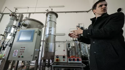 Dol pri Ljubljani, Reaktorski center Podgorica.Predstavitev projekta e-CODUCT s ciljem zmanjsanja toplogrednih plinov in kislih plinov pred uradnim odprtjem pilotnega elektrotermicnega kataliticnega reaktorja z lebdecim slojem v organizaciji Kemijskega instituta in Centra odlicnosti nizkoogljicne tehnologije.Raziskovalec na Kemijskem institutu Miha Grilc.