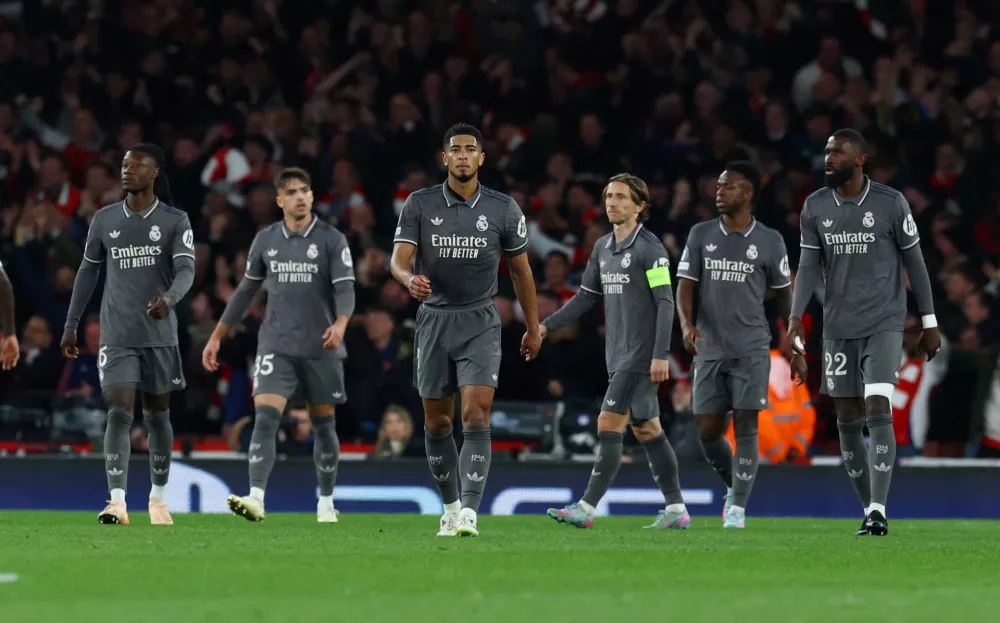 Soccer Football - Champions League - Quarter Final - First Leg - Arsenal v Real Madrid - Emirates Stadium, London, Britain - April 8, 2025 Real Madrid's Jude Bellingham with teammates look dejected after Arsenal's Declan Rice scores their second goal Action Images via Reuters/Matthew Childs   TPX IMAGES OF THE DAY