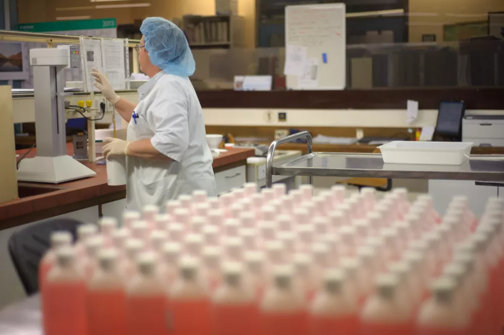 - ilustrativna fotografijazdravila, farmacevtski izdelki, krema, kreme, izdelava zdravil, mazila- Lekarna UKC Ljubljana - dan odprtih vrat - predstavili način priprave zdravil in prostore lekarne, Zalo&scaron;ka 7   //FOTO: Tomaž Zajel&scaron;nik