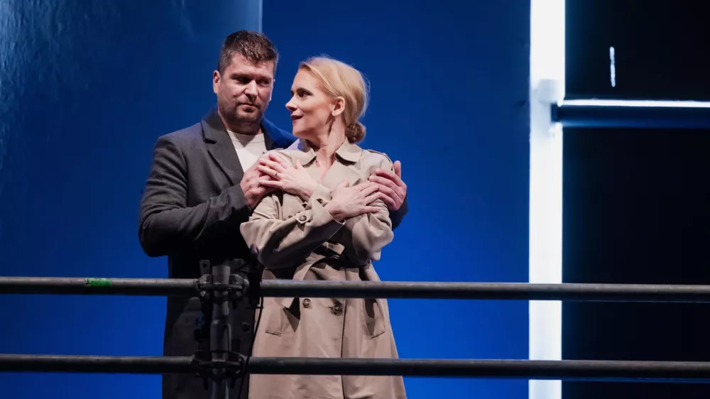 Katja Konvalinka kot Ana in baritonist Rok Bavčar kot Dmitrij v Svetetovi komorni operi Sopra lo amore F Darja &Scaron;travs Tisu