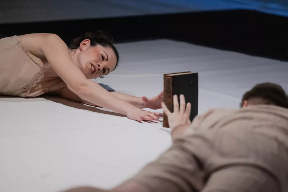 Ireneja Nejka Čuk kot Tizba in tenorist Gregor Ravnik kot Piram v Svetetovi komorni operi Sopra lo amore F Darja &Scaron;travs Tisu