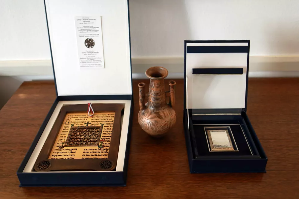 Cirilična abeceda iz lipovega lesa, ciprski vrč in kopija povelja Kulin bana. Foto: Tomaž Skale