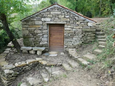 V sklopu projekta POSEIDONE, smo v oktobru 2023 obnovili staro kamnito hi&scaron;o ali kažeto. Kot nekoč, je bila zgrajena v suhozidni tehniki, kar pomeni, da med samimi kamni ni veziva, kot je malta.