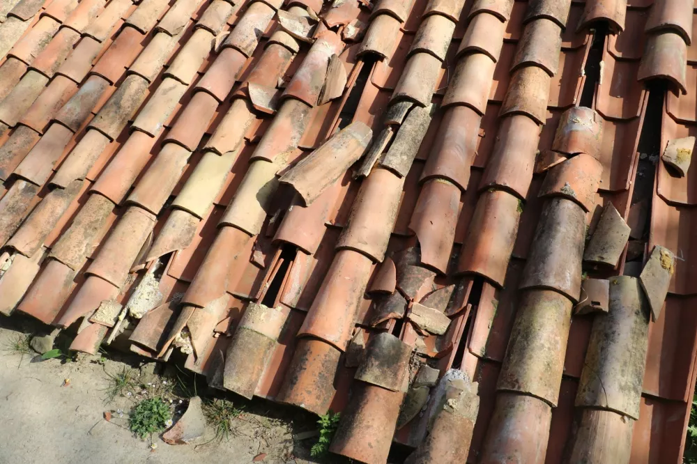 Na objektu je po&scaron;kodovana tudi kritina. Foto: FB/Krajinski park Strunjan