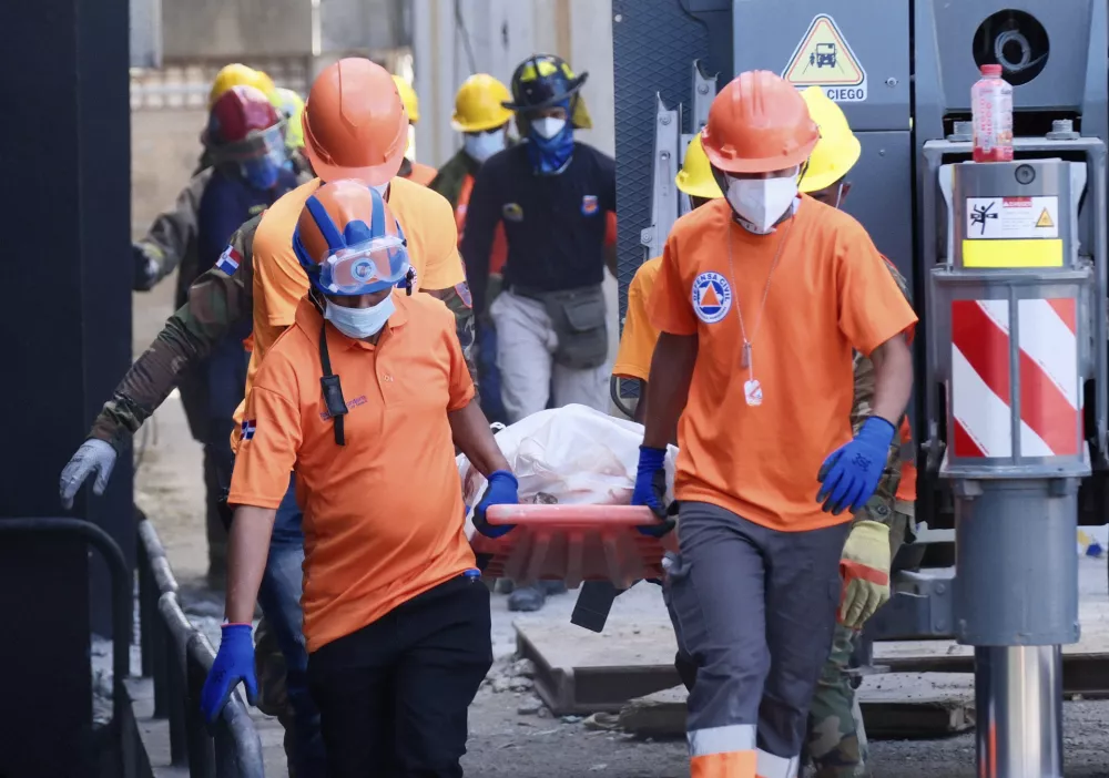 Rescue workers carry the recovered body of a victim who died when the roof collapsed two nights prior at the Jet Set nightclub during a merengue concert, in Santo Domingo, Dominican Republic, Wednesday, April 9, 2025, (AP Photo/Marvin Del Cid)