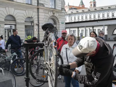 Klemen Mavec se je lotil mazanja verige na kolesu, ki ga je za sina na servis pripeljala Ljubljančanka. Foto:&nbsp;Nik Erik Neubauer