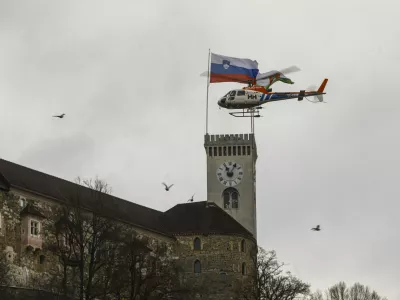 13.01.2025 - Grajski hrib, Grajski grič, Ljubljanski grad, posek - sečnja - Tisa - helikopter - prevoz dreves - hlodovine s helikopterjemFOTO: LUKA CJUHA