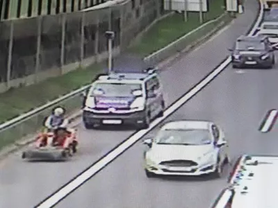 S kosilnico po avtocesti, kosilnica, traktorska kosilnicaLinz, Aprila 2025