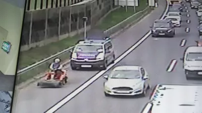 S kosilnico po avtocesti, kosilnica, traktorska kosilnicaLinz, Aprila 2025