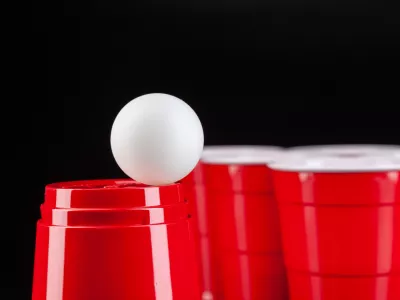 Najprej bomo skrili žogico in potem preme&scaron;ali &hellip; / Foto: Istock