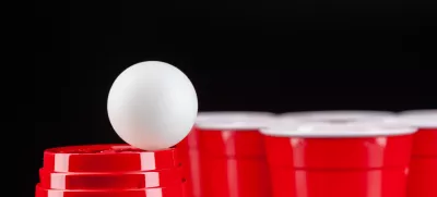 Najprej bomo skrili žogico in potem premešali … / Foto: Istock