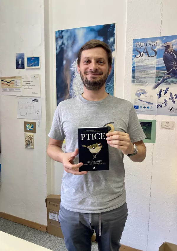 Sogovornik s knjigo, ki so jo predstavili te dni. / Foto: Osebni Arhiv