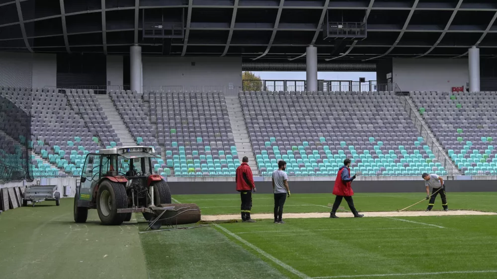 10.10. 2024 - Stadion Stožice - ponovna sanacije trave Foto: Nik Erik Neubauer