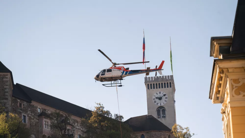 Zapore bodo do 18. ure danes, če se dela ne zavlečejo&nbsp;zaradi vetra. Foto: Nik Erik Neubauer