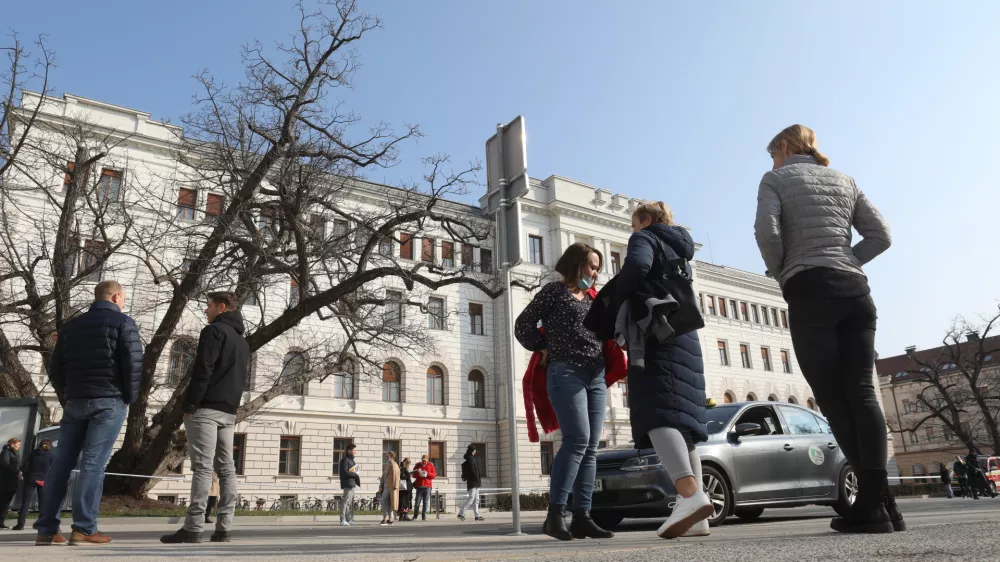 Zakon o sodni&scaron;ki službi že zdaj omogoča, da pri sojenju na prvi stopnji v nekaterih primerih sodelujejo tudi posamezni vi&scaron;ji in vrhovni sodniki. Foto: Tomaž Skale&nbsp;